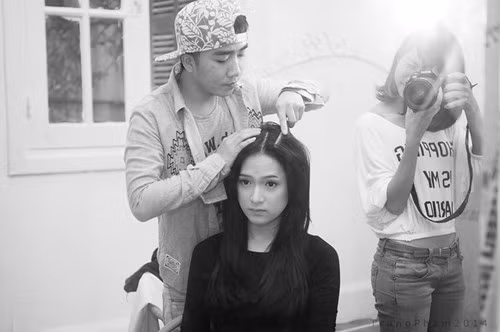 Trang Phạm trong một lần làm việc với Hương Giang Idol.