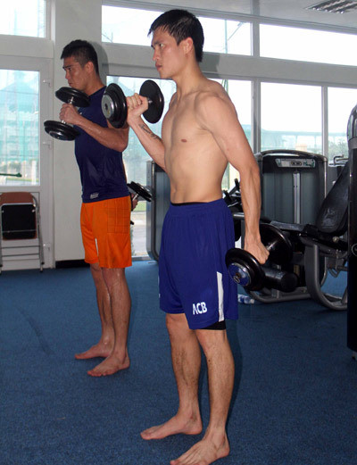 Trở về từ Malaysia, ngày nào Công Vinh cũng có mặt trong phòng tập Gym và đó là thói quen của anh mỗi ngày. Ảnh: Danviet.