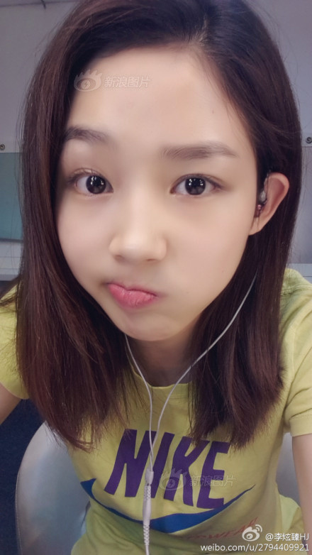 Lee Hyun Zhen là một fan cứng của môn thể thao vua. Cô thần tượng Ahn - một danh thủ Hàn Quốc. Mặc dù đang sống tại Trung Quốc nhưng Lee Hyun Zhen luôn hướng về Tổ quốc và cổ vũ cho đội bóng của quốc gia mình.