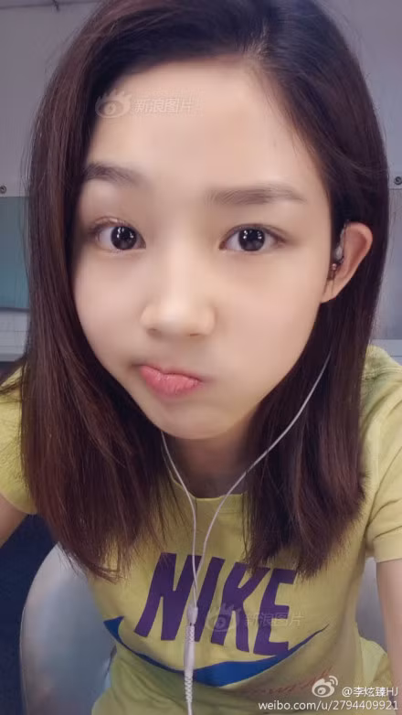 Lee Hyun Zhen là một fan cứng của môn thể thao vua. Cô thần tượng Ahn - một danh thủ Hàn Quốc. Mặc dù đang sống tại Trung Quốc nhưng Lee Hyun Zhen luôn hướng về Tổ quốc và cổ vũ cho đội bóng của quốc gia mình.