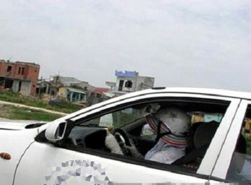 Ngồi ô tô cũng cần chống nắng.