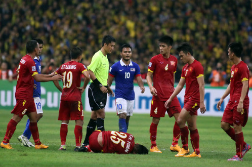 Huy Toàn người để lại rất nhiều dấu ấn trong trận bán kết lượt đi trên đất Malaysia. Anh cũng đã gặp một số vấn đề sau những pha vào bóng ác ý của các cầu thủ Malaysia.