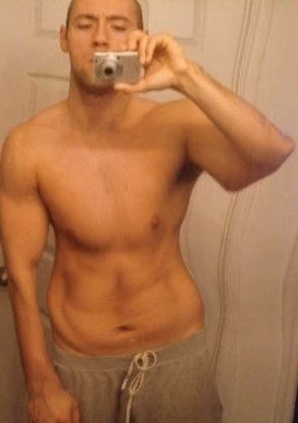 Có vấn đề gì với cơ bụng của anh chàng này vậy?