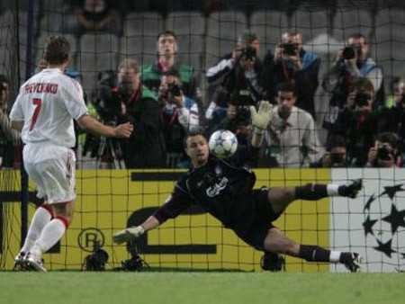 Trước khi Jerzy Dudek tỏa sáng trên chấm phạt đền trước Milan tại Chung kết Champions League 2005, thủ thành người Ba Lan đã từ chối 2 nỗ lực dứt điểm liên tiếp của Shevchenko.