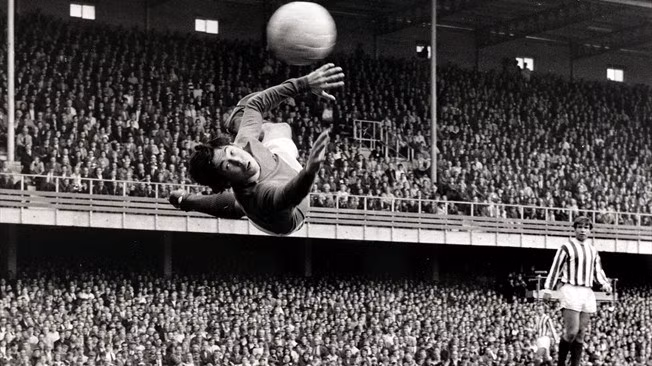 Gordon Banks đã có một pha đẩy bóng cứu thua không tưởng trước cú đánh đầu của "vua bóng đá" Pele trong trận đấu giữa Anh và Brazil tại World Cup 1970. Pha cản phá đó sau này được gọi là pha cản phá thế kỉ.