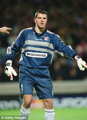 Thủ thành người Pháp Gregory Coupet đã xuất sắc cản phá 2 cú dứt điểm trong tình huống đối mặt với siêu sao Rivaldo của Barca.