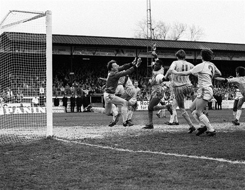 Jim Montgomery sẽ luôn được nhớ mãi với 2 pha cứu thua liên tiếp sau các tình huống dứt điểm cận thành của Trevor Cherry và Peter Lorimer bên phía Leed.