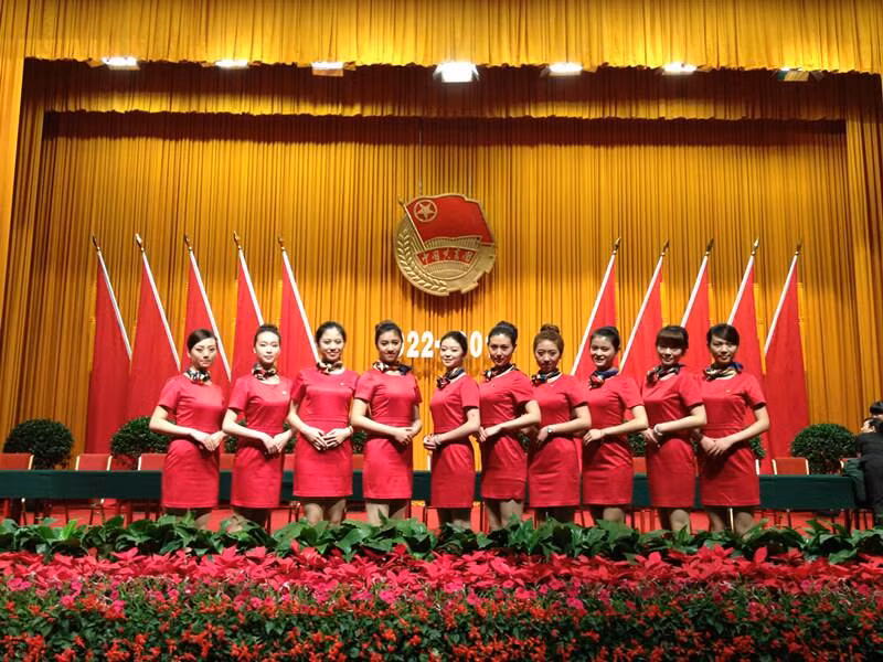 Nhưng cũng có trường chọn cho mình trang phục đội nghi lễ rất trẻ trung và không kém phần nổi bật.