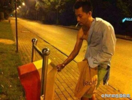 Những hình ảnh lôi thôi lếch thếch lang thang ngoài đường ngủ vạ vật đã khiến những người xem không khỏi rùng mình về cuộc đời cá cược thăng trầm của anh chàng đại gia này. Được biết, chỉ sau một mùa World Cup vừa qua, anh chàng đại gia này đã biến thành bộ dạng như trong ảnh.