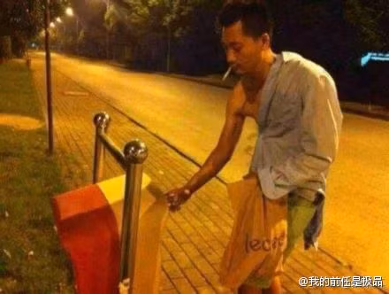 Những hình ảnh lôi thôi lếch thếch lang thang ngoài đường ngủ vạ vật đã khiến những người xem không khỏi rùng mình về cuộc đời cá cược thăng trầm của anh chàng đại gia này. Được biết, chỉ sau một mùa World Cup vừa qua, anh chàng đại gia này đã biến thành bộ dạng như trong ảnh.