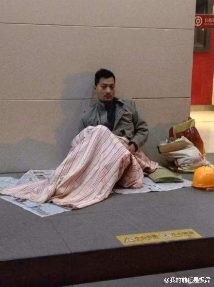 Câu chuyện và hình ảnh của anh chàng này khi được đăng tải đã ngay lập tức gây chú ý và trở thành chủ đề được bàn tán xôn xao trong cộng đồng cư dân mạng.