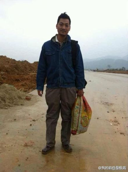 Trở thành một người vô gia cư với chiếc bao tải đựng đồ cá nhân, lang thang qua ngày để mong có ai thuê kiếm chút tiền bỏ bụng. Hình ảnh bi thảm của anh chàng đại gia ngày nào đã khiến cư dân mạng phải thốt lên "Thật kinh khủng, đến mức ra chợ bán hàng rồi mà anh ta vẫn không thể dứt được cờ bạc, cá cược".