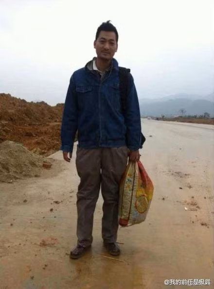 Trở thành một người vô gia cư với chiếc bao tải đựng đồ cá nhân, lang thang qua ngày để mong có ai thuê kiếm chút tiền bỏ bụng. Hình ảnh bi thảm của anh chàng đại gia ngày nào đã khiến cư dân mạng phải thốt lên "Thật kinh khủng, đến mức ra chợ bán hàng rồi mà anh ta vẫn không thể dứt được cờ bạc, cá cược".