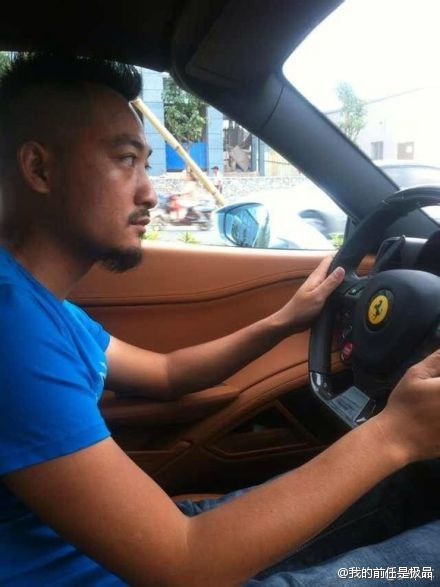 Từ một anh chàng đại gia quần là áo lượt, sở hữu máy bay riêng, xế hộp xịn, quần áo hàng hiệu, chàng đại gia này đã mất tất cả khi tham gia vào cá cược kết quả những trận bóng đá. Tán gia bại sản là điều tất yếu đã đến khi con bạc khát nước, càng đánh lại càng lớn.