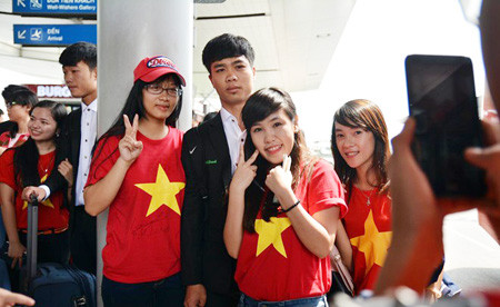 Đã rất nhiều fan tới tận sân bay để tiễn U19 Việt Nam lên đường đi sang Myanmar thi đấu giải U19 Châu Á và trong số đó đa phần là các fan nữ và người được níu lại chụp ảnh nhiều nhất là Công Phượng. Ảnh: Bongda.com.vn.