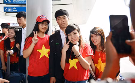 Đã rất nhiều fan tới tận sân bay để tiễn U19 Việt Nam lên đường đi sang Myanmar thi đấu giải U19 Châu Á và trong số đó đa phần là các fan nữ và người được níu lại chụp ảnh nhiều nhất là Công Phượng. Ảnh: Bongda.com.vn.
