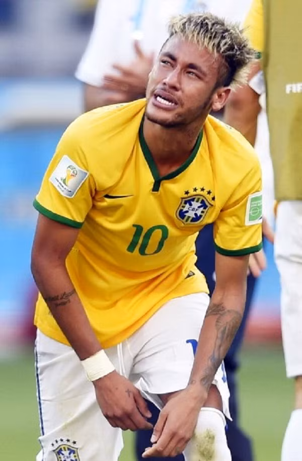 Giọt nước mắt hạnh phúc của Neymar khi phải trải qua trận đấu khó khăn trước Chile.