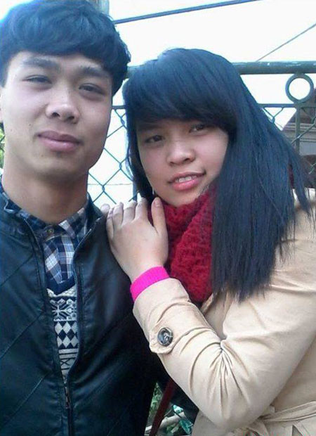 Công Phượng chụp cùng một bạn gái ở quê. Ảnh: FBNV.