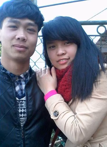 Công Phượng chụp cùng một bạn gái ở quê. Ảnh: FBNV.