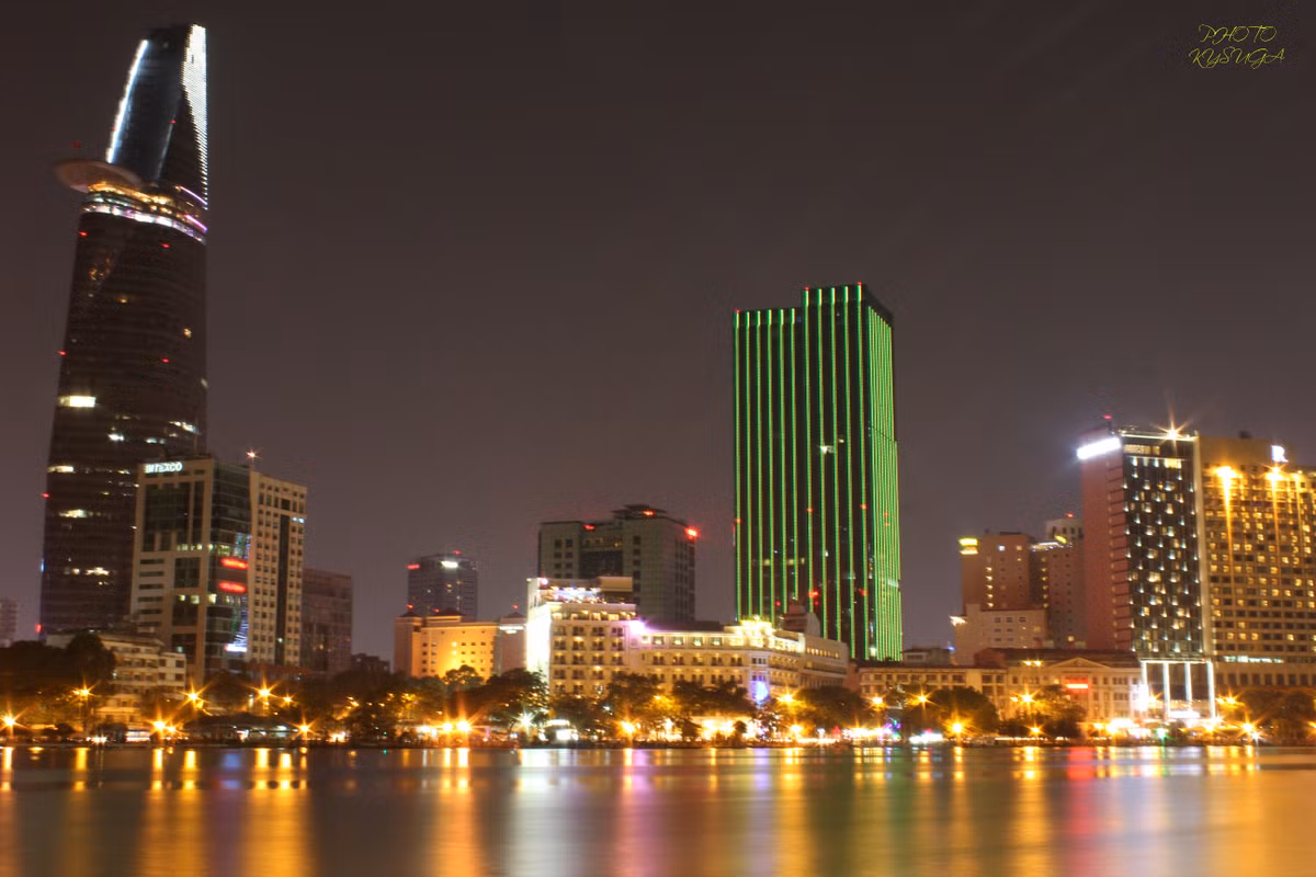  Công viên nóc hầm Thủ Thiêm: Từ hướng quận 1 chạy qua hầm Thủ Thiêm đi quận 2, hướng vào con đường đến phà Thủ Thiêm cũ bạn sẽ đến công viên mới được xây dựng một vài năm trở lại. Điều đặc biệt ở đây chính là tầm nhìn bao quát ra quận 1 đường Tôn Đức Thắng cách bởi sông Sài Gòn.