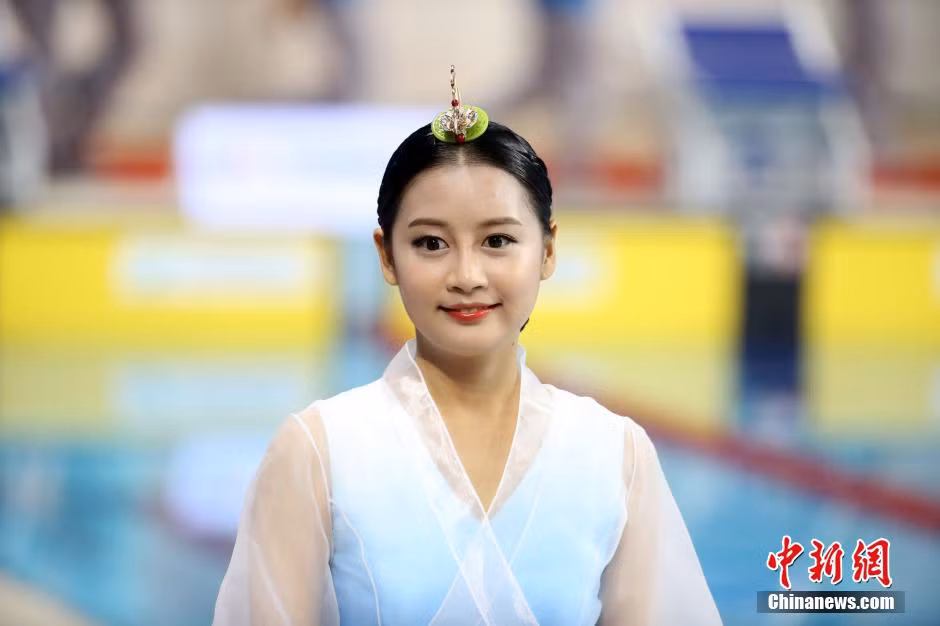 Còn đối với "xứ sở kim chi", nước chủ nhà Hàn Quốc vốn đã nổi tiếng với dàn tình nguyện viên xinh như mộng được báo chí các nước tán thưởng.