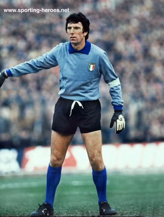 Năm 14 tuổi, huyền thoại Dino Zoff bị cả Inter Milan lẫn Juventus từ chối với lý do quá nhỏ con. Lúc đó, bà nội của Zoff đã quyết định bồi dưỡng cháu cưng bằng thực đơn kì dị: 8 quả trứng 1 ngày.