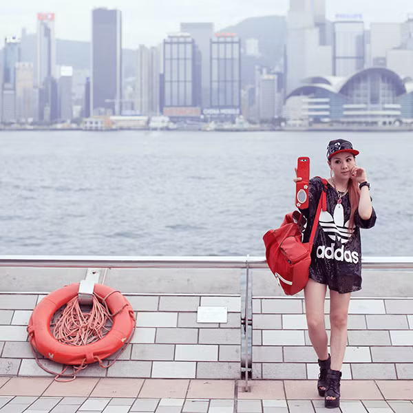 Dễ hiểu khi có những cô nàng trang cá nhân dày đặc những hình ảnh "tự sướng" với cùng góc mặt, ngàn tấm như một chỉ khác địa điểm check-in nhưng vẫn liên tiếp chụp những tấm ảnh giống nhau như vậy. Đơn giản, bởi họ chỉ cảm thấy khi "tự sướng" họ mới đẹp nhất.