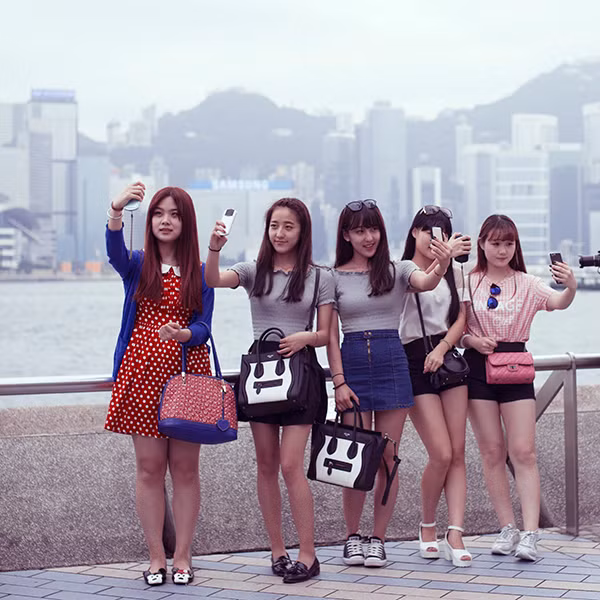 Tuy nhiên, bức ảnh gây xôn xao cư dân mạng nhất lại là bức ảnh này. 5 cô gái xinh đẹp đi cùng nhau nhưng mỗi người lại đều "tự sướng" một kiểu. Điều này cho thấy "tự sướng" đã trở thành thói quen, thậm chí là biểu hiện của việc "nghiện" chụp ảnh thể hiện mình.