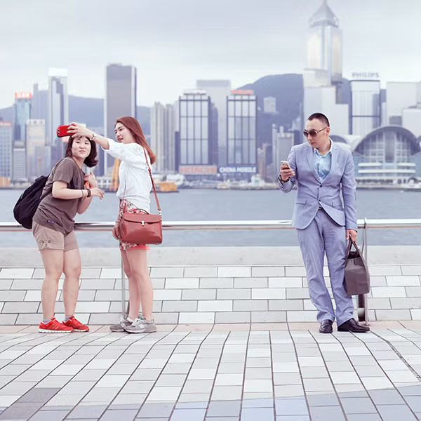 Những bức ảnh "tự sướng" lan tràn trên mạng, và nhận được nhiều lượt like. Chính điều đó đã khiến hội chứng "nghiện" chụp ảnh "tự sướng" ngày càng ăn sâu vào những thói quen khó bỏ của lớp trẻ.