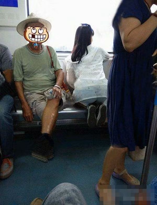 Chiếc áo quá mỏng và ngắn để có thể che khéo vòng ba quá khổ của cô gái. Cộng với tư thế ngồi chẳng giống ai, cô nàng đã vô tình "khoe" vòng ba lộ liễu.