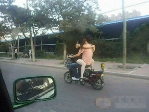 Âu yếm nhau ngay giữa đường trong khi đang tham gia giao thông, một cảnh tượng xấu xí và nguy hiểm.