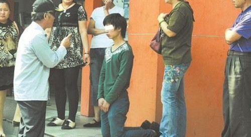 Sáng 9/10/2013, cũng tại Trung Quốc, một chàng trai trẻ quỳ gối ở giao lộ trong sự ngỡ ngàng của rất nhiều người đi đường. Dù nhiều người khuyên nhủ nhưng chàng trai vẫn quỳ ở đó hai giờ đồng hồ với hy vọng người trong mộng nhìn thấy mình.