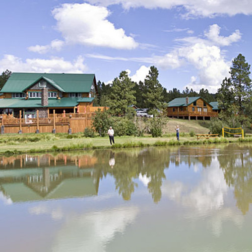  Khách sạn Greer Lodge nằm dọc theo con sông nhỏ Colorado ở Arizona. Quanh khách sạn là chân núi, nơi có rất nhiều hươu và nai. Ra khỏi khách sạn bạn có thể câu cá, chèo thuyền, đi dạo ở gần hồ, đồng cỏ và rừng.