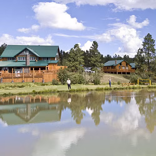  Khách sạn Greer Lodge nằm dọc theo con sông nhỏ Colorado ở Arizona. Quanh khách sạn là chân núi, nơi có rất nhiều hươu và nai. Ra khỏi khách sạn bạn có thể câu cá, chèo thuyền, đi dạo ở gần hồ, đồng cỏ và rừng.