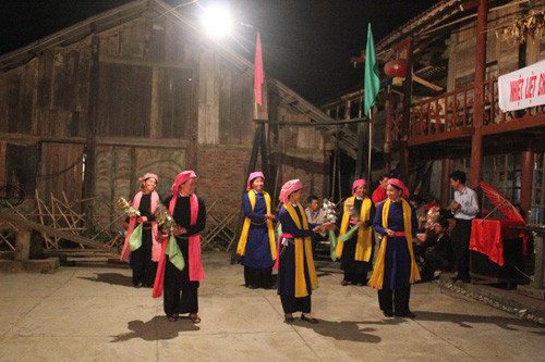 Đến với bản Tả Van Giáy du khách sẽ được thưởng thức rau hái ngoài nương, cá tát dưới áo, gà và lợn do chính chủ nhà nuôi. Con người ở Tả Van Giáy thân thiện, dễ mến và hiếu khách.