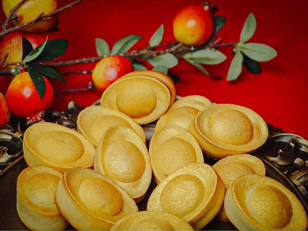 Banh hinh thoi vang an theo ngay via than Tai hut khach