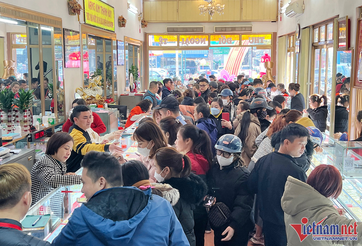 Bán xôi cúng Thần Tài cạnh hàng vàng thu 50 triệu đồng buổi sáng - Hình 8 Ban xoi cung Than Tai canh hang vang thu 50 trieu dong buoi sang-Hinh-8