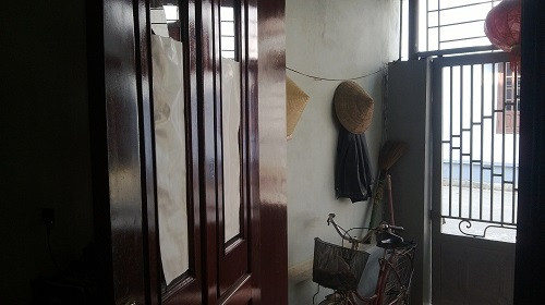 Ngay cảnh cánh cửa gỗ cũng bị chị N đập phá chỗ kính vì không có tiền mua thuốc uống.