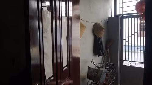 Ngay cảnh cánh cửa gỗ cũng bị chị N đập phá chỗ kính vì không có tiền mua thuốc uống.