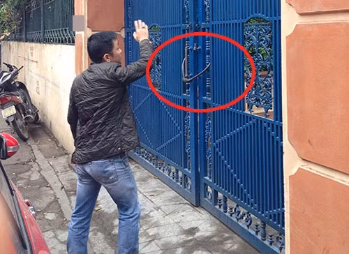 Khóa cổng một tờ báo đăng là khóa số...