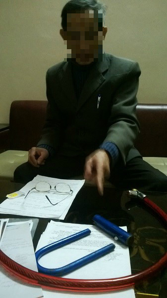 Ông C. đưa bằng chứng một số khóa nhà cũ đã bị chủ mới vứt ra đường.