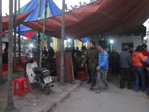 Đẫm nước mắt đám tang các nạn nhân.