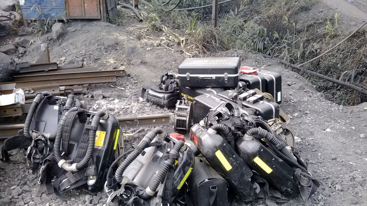 Bình ô xy nằm lăn lóc nhưng ít ai dám vào.