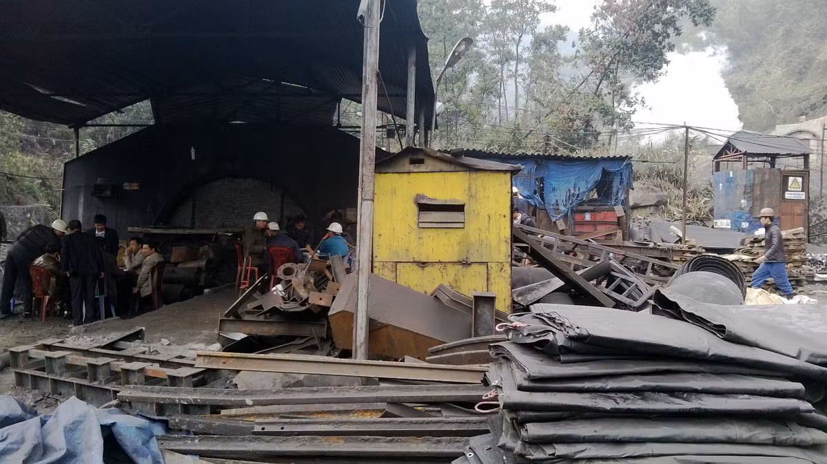 Khu vực xảy ra vụ cháy đang được cách ly bởi khí độc vẫn thoát ra qua miệng lò.