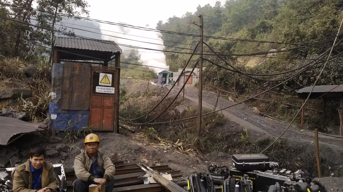 Hầm lò nơi xảy ra vụ cháy vẫn tỏa khói.