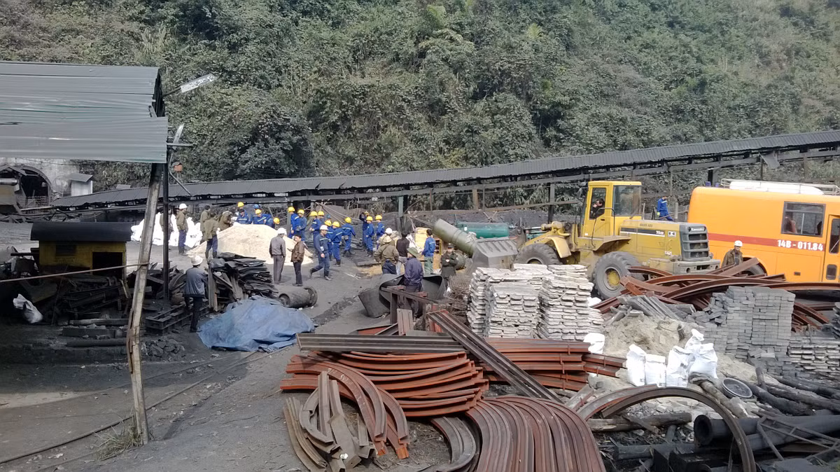 Các công nhân đang tìm cách khắc phục sự cố.