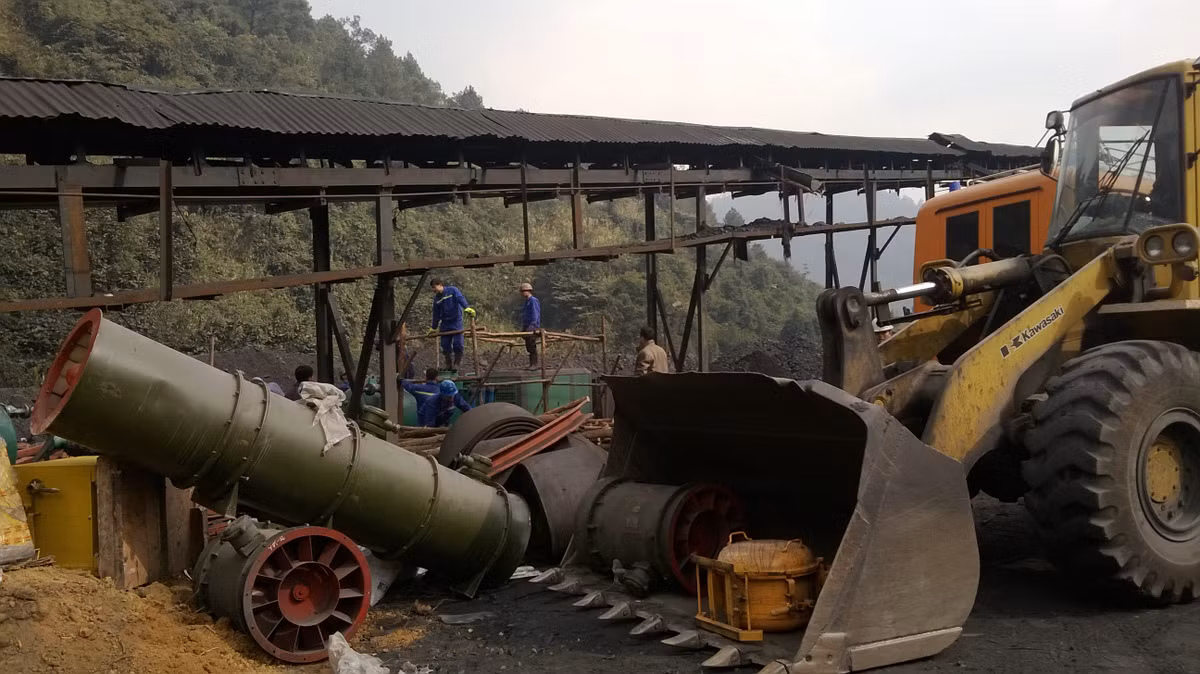 Máy móc ngổn ngang.