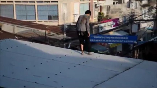 Hung thủ Đỗ Đình Nam tẩu thoát trên mái nhà dân...