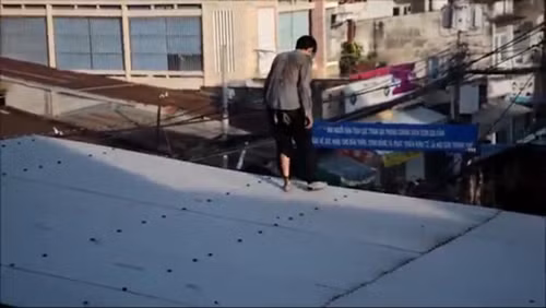 Hung thủ Đỗ Đình Nam tẩu thoát trên mái nhà dân...