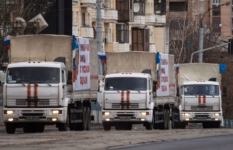 Đoàn xe chở hàng viện trợ của Nga thẳng tiến tới vùng miền đông Ukraine.